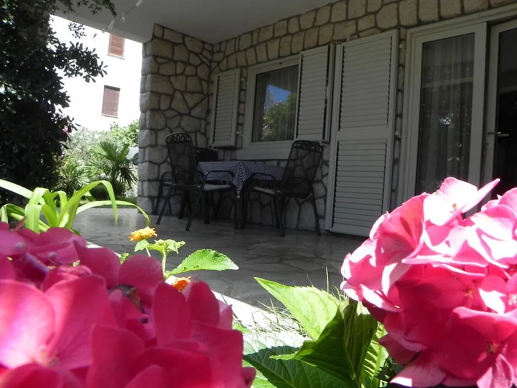 Apartments Katalenic Selce 0*,